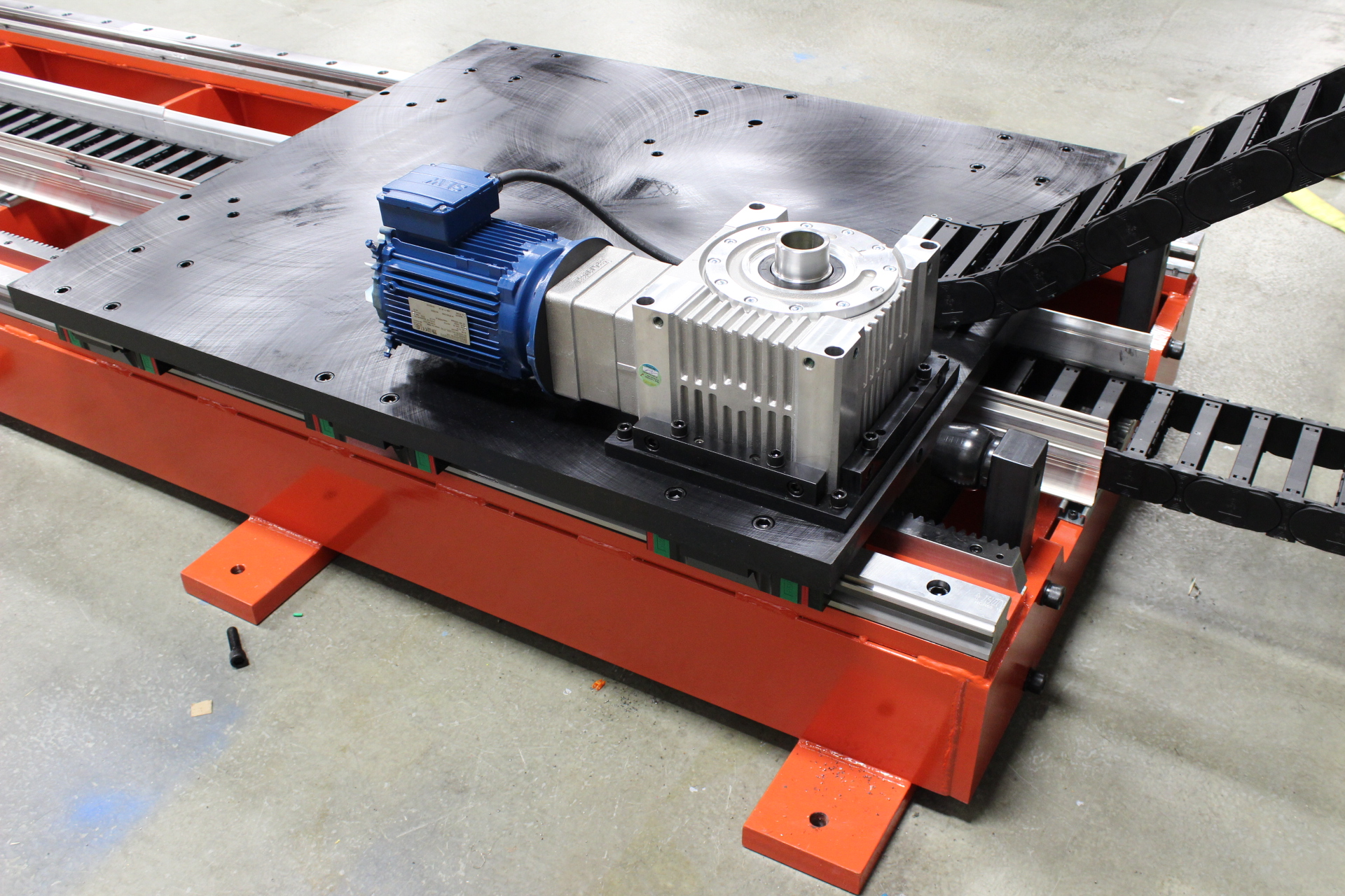 The robot transmission unit usually combines a rack and pinion drive with a profiled linear rail for moving 6-axis robots over long distances. The robot transmission unit usually combines a rack and pinion drive with a profiled linear rail for moving 6-axis robots over long distances.